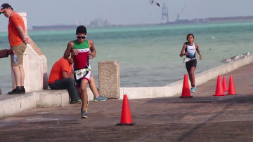 Triatletas corren en Progreso