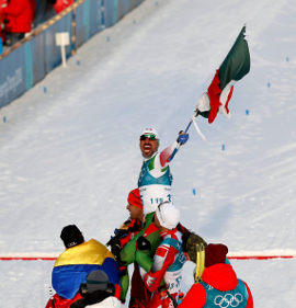 Germán Madrazo (MEX) cargado en hombros al finlizar 15 km cross en PyeongChang