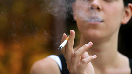 Mujer fuma cigarro