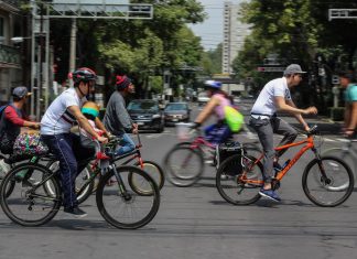 Ciclistas cruzan calle