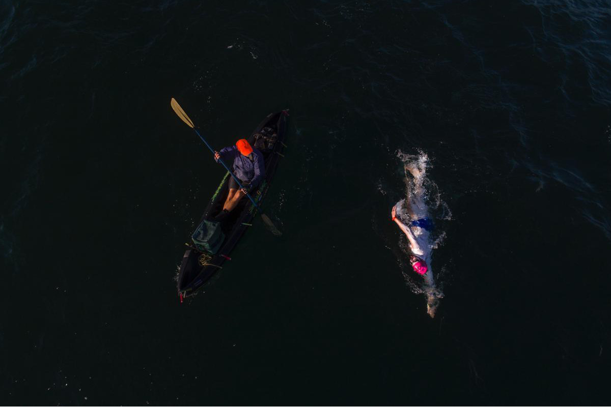 El mexicano Argüelles completa a nado el Cruce Doble del Canal de Catalina