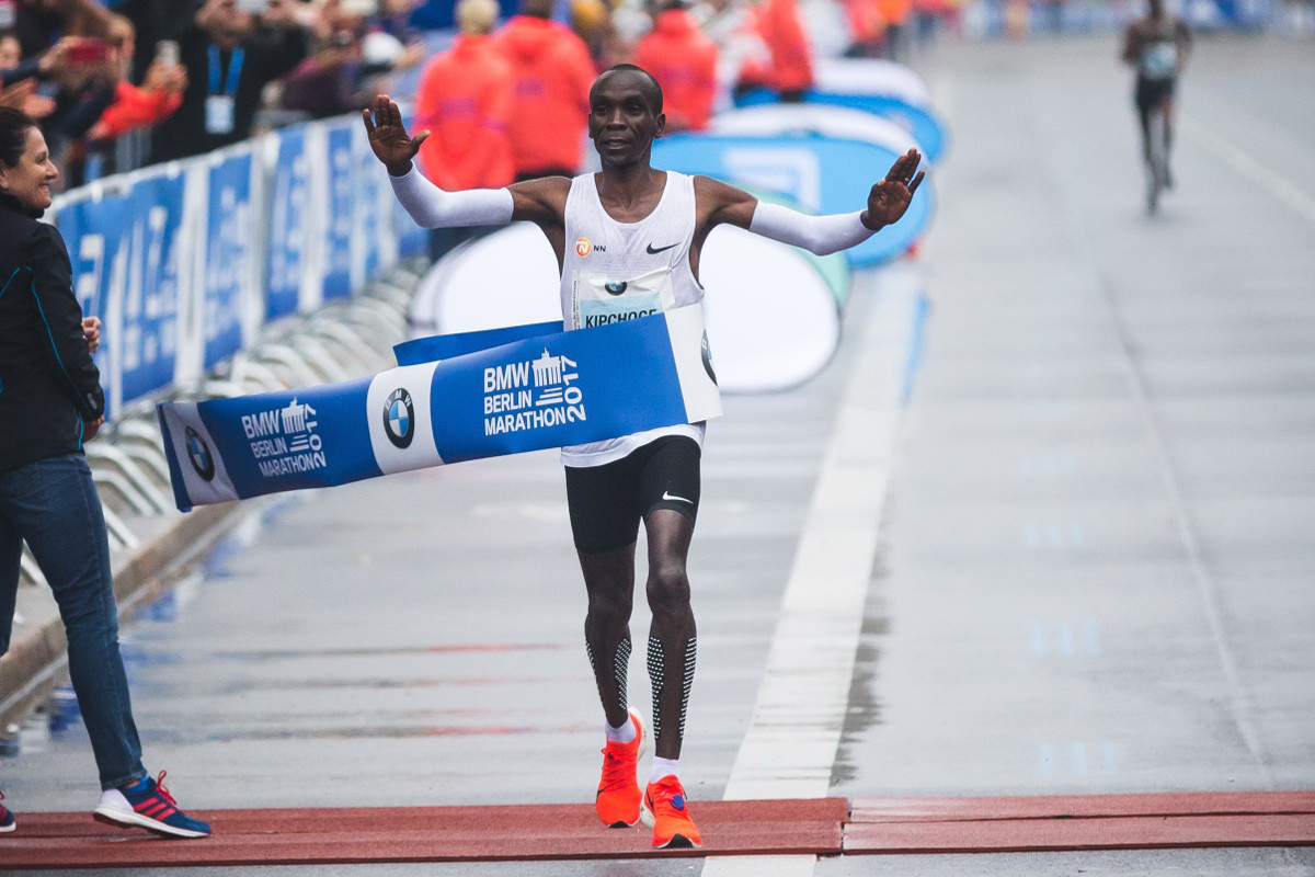 Eliud Kipcoghe gana Maratón de Berlín 2017