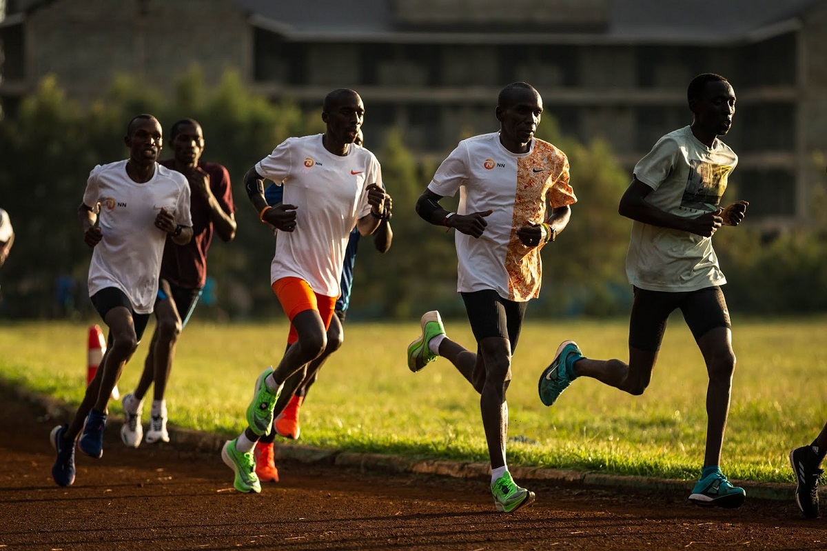 Kipchoge y equipo entrenan en Kenia
