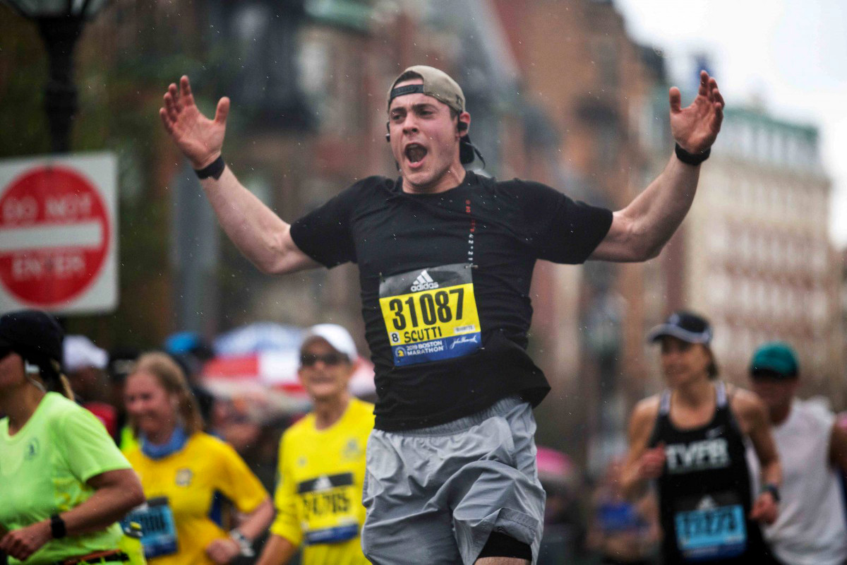 Christopher feliz terminando el Maratón de Boston 2019