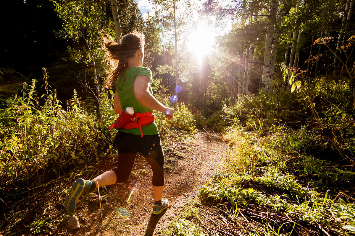 Mujer corre en trail
