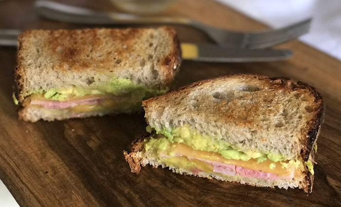Sandwich jamón, queso y aguacate