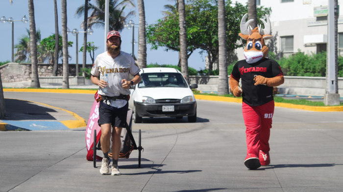 Jonas Deichmann corre en Mazatlán con Los Venados