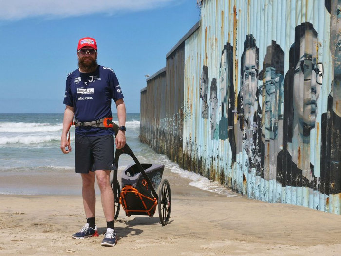 Jonas Deichmann en la frontera México - Estados Unidos
