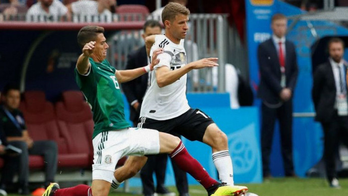 Thomas Müller juega con México