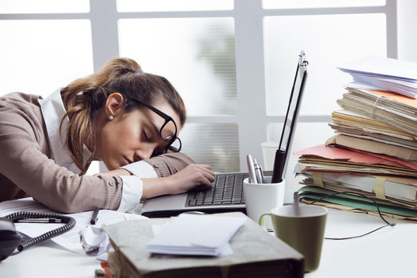 Mujer cansada en oficina