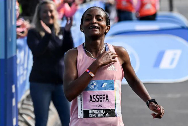 Tigist Assafa feliz después de haber ganado el Maratón de Berlín 2022
