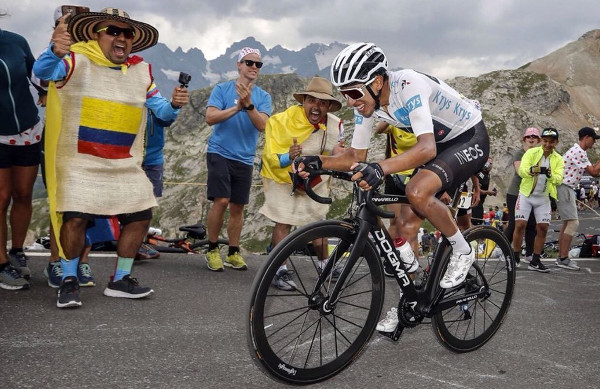 Egan Bernal sube feliz en el Tour de Francia 2019