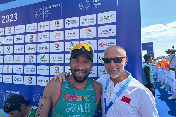 Crisanto Grajales es felicitado por el visepresidente de la World Triathlon, Antonio Alvarez