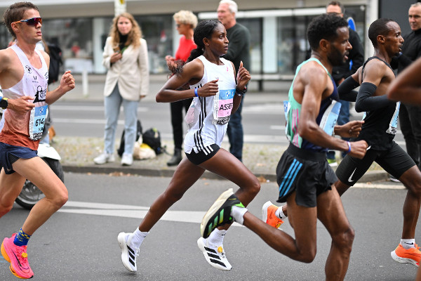 Assefa corre con los pacers hombres