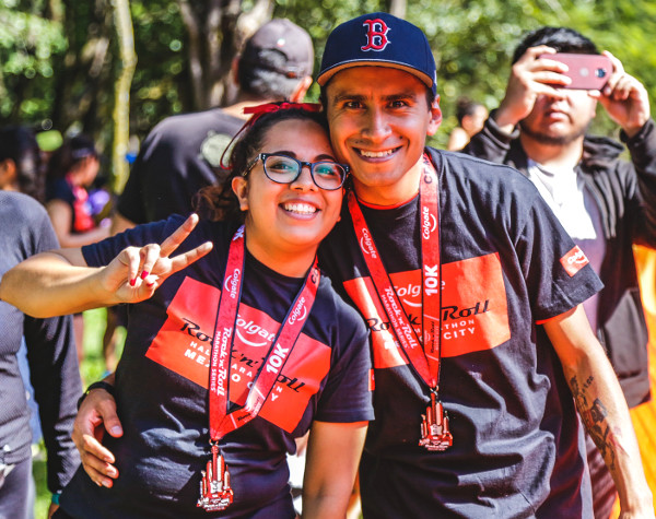 Pareja feliz con sus medallas