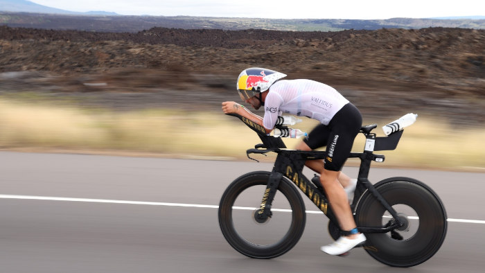 El francés Sam Laidlow fue el ciclista más rápido rodando los 180 km en 3:57:22