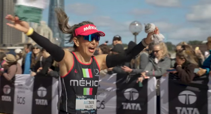 Mujer de México corre feliz Maratón