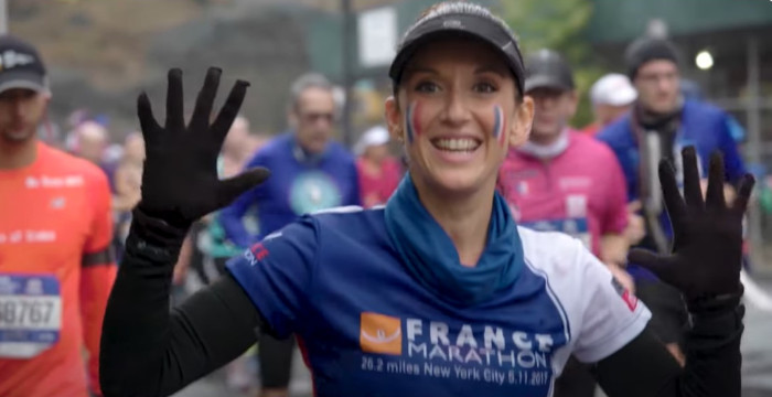 Mujer de Francia corre feliz en el Maratón de Nueva York