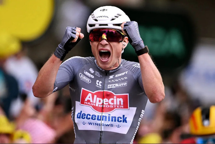 Mathiew van der Pole se impone a Tadej Pogacar en la Etapa 2 del Tour de Francia 2025