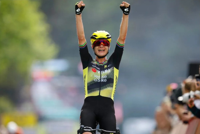 Marianne Vos del Visma levanta las manos al ganar la primera etapa del Tour de France Femmes 2025